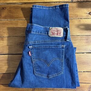 Levi's Jeans Women's 30 (Fits 33x31) Blue Denim 414 Relaxed Straight Leg Stretch